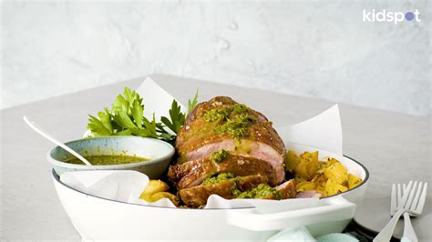  Fatta: A Symphony of Fragrant Herbs and Tender Lamb Embraced by Crispy Bread