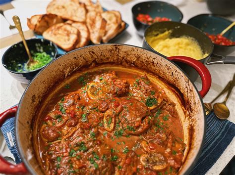  Ossobuco:  A Symphony of Creamy Marrow and Tangy Gremolata Dancing on Your Palate!