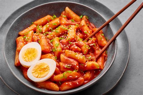  Tteokbokki - Một món ăn cay nồng, sền sệt đầy mê hoặc của Busan!