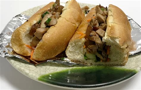  Bánh Mì Nướng Gà - Một Bản Hoà Ca Của Thịt Ướp Ngọt Và Bột Mì Giòn Rụm?