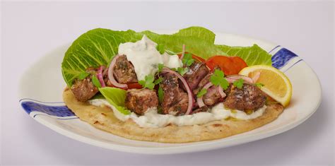  Fatta: A Symphony of Crisp Fried Bread and Succulent Lamb Cooked in Yogurt Sauce!